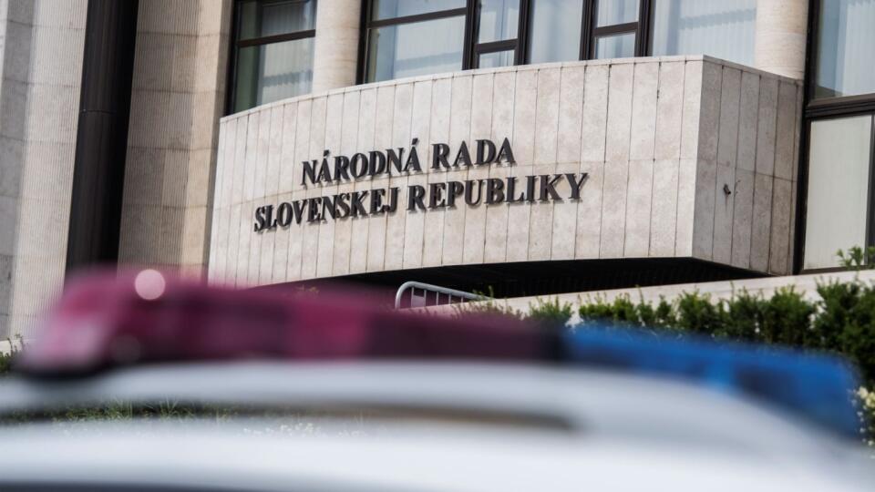 V Národnej rade SR nahlásil anonym bombu vo štvrtok 28. mája 2020, zamestnancov a poslancov evakuovali. TASR to potvrdila riaditeľka odboru komunikácie s médiami a verejnosťou Kancelárie NR SR Michaela Jurcová. Na snímke policajné auto parkuje pred budovou parlamentu. FOTO TASR - Martin Baumann ***
