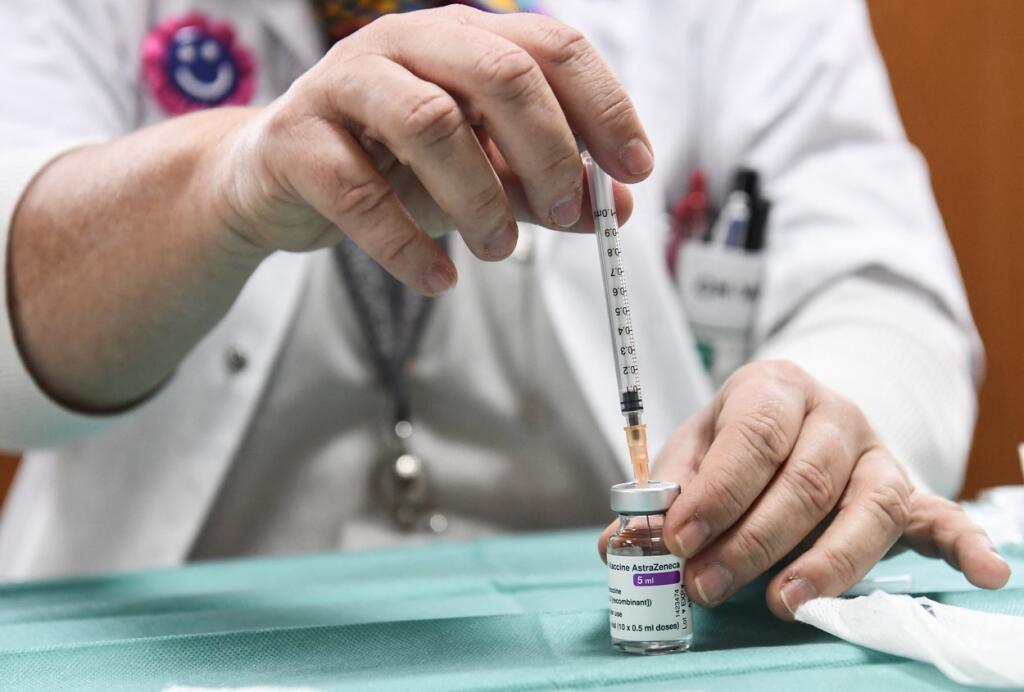 Francúzi ubezpečujú, že očkovanie vakcínou od firmy AstraZeneca je poskytuje dostatočnú ochranu.