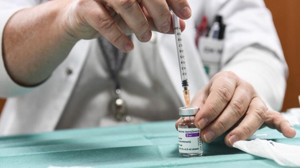 Francúzi ubezpečujú, že očkovanie vakcínou od firmy AstraZeneca je poskytuje dostatočnú ochranu.