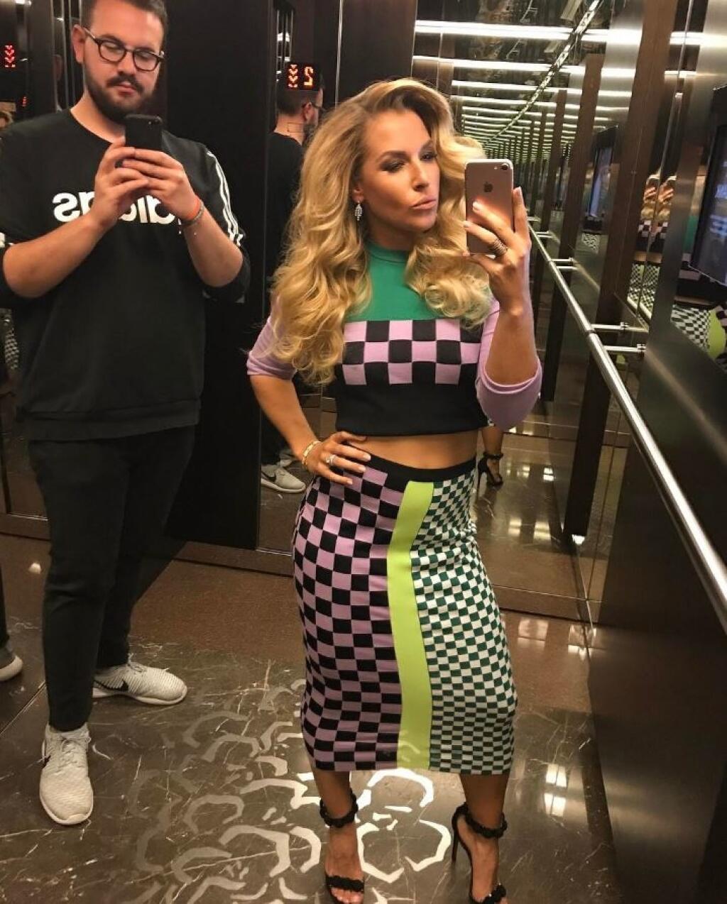 „Páči sa mi štýl obliekania Kim Kardashian (americká hviezda reality show). Veľakrát sa ňou inšpirujem. Je síce dosť extravagantná, to by u nás niektoré veci neprešli (úsmev). Dlhé kabáty, džínsy, topánky a body, aké nosí, tak tie u mňa fičia,“ vyhlasuje Cibulková.