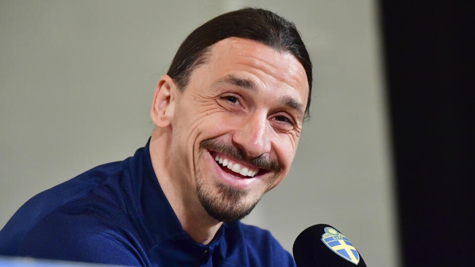 EBE 53 Štokholm - Na snímke švédsky futbalový útočník Zlatan Ibrahimovič počas tlačovej konferencie v Štokholme 22. marca 2021. Tridsaťdeväťročný veterán hral naposledy za Švédsko v roku 2016, no teraz znovu obnovil reprezentačnú kariéru a tréner Janne Andersson ho zaradil do výberu na marcové zápasy kvalifikácie MS proti Gruzínsku a Kosovu a na prípravné stretnutie s Estónskom. FOTO TASR/AP
Zlatan Ibrahimovic attends a press conference at Friends Arena in Stockholm, Monday March 22, 2021. Ibrah