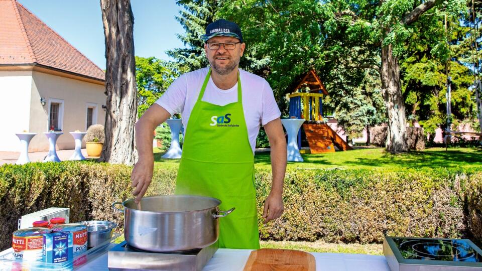 Šéf SaS Richard Sulík sa v lete 2020 zúčastnil svadby poslankyne Janky Bittó Cigánikovej nielen ako hosť, ale aj ako kuchár!