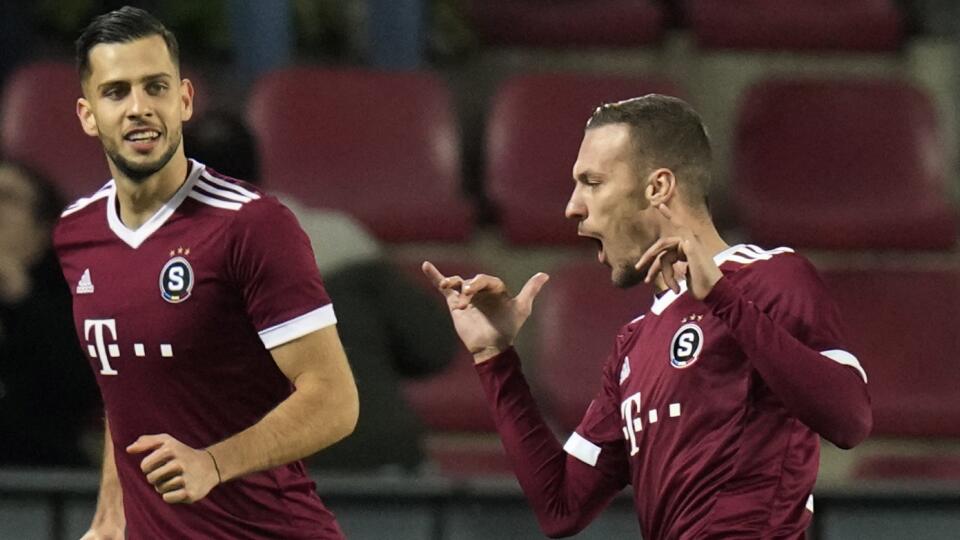Dávid Hancko v akcii v drese Sparty Praha.