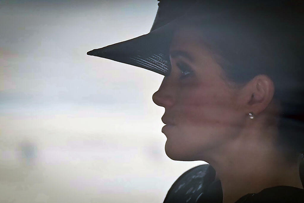 Vojvodkyňa zo Sessexu Meghan sa rozhodla uctiť si Alžbetu II. perlovými náušnicami, ktoré dostala od samotnej kráľovnej.