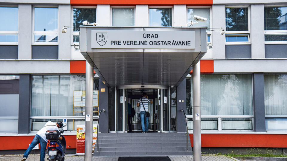 Starostovia sa obávajú, že firma má spriaznené kontakty na Úrade pre verejné obstarávanie, ktorý následne ukladá mestám mastné, až likvidačné pokuty.
