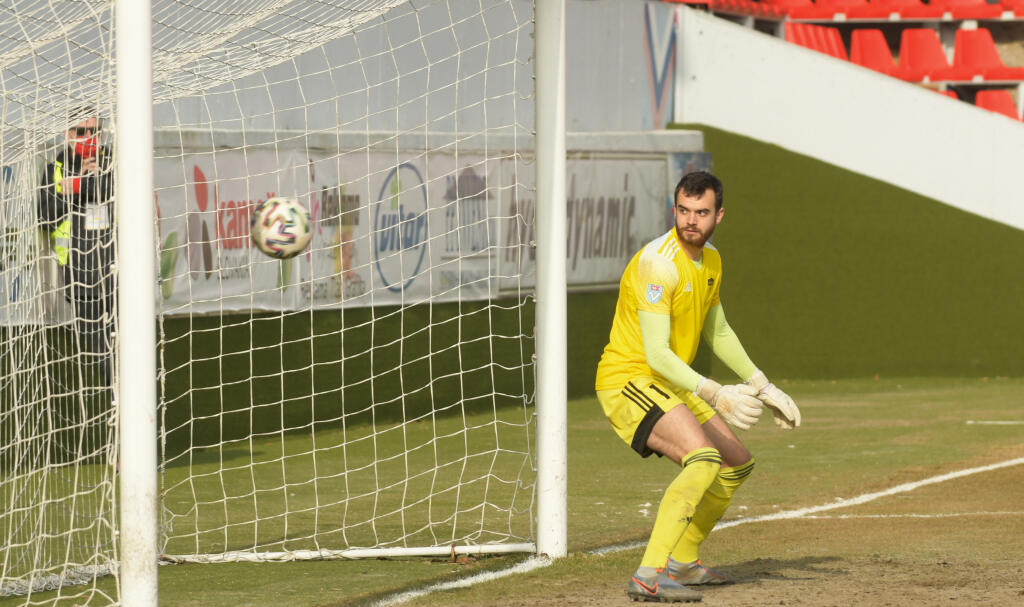 Na snímke brankár Nitry Dávid Šípoš inkasuje gól v dohrávke 19. kola Fortuna ligy vo futbale ŠKF Sereď - FC Nitra 23. februára 2021 v Zlatých Moravciach. FOTO TASR - Henrich Mišovič
