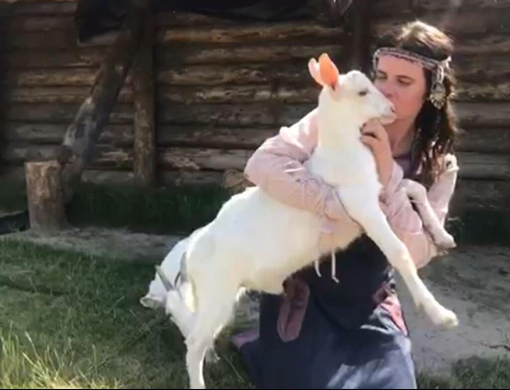 Zuzana Fialová si obľúbila kozliatko menom Bogdan.