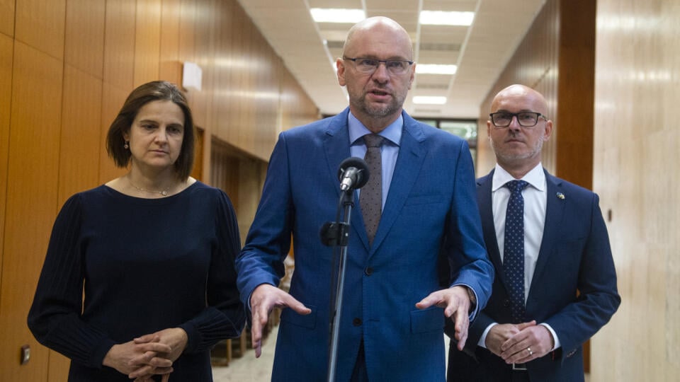 Na snímke poslankyňa NR SR Mária Kolíková, poslanec NRSR a predseda strany Sloboda a solidarita (SaS) Richard Sulík a poslanec NRSR Branislav Gröhling (všetci SaS) počas tlačovej konferencie po rokovaní predsedu vlády s predstaviteľmi OĽaNO, SaS, Sme rodina a Za ľudí 18. januára 2023 v Bratislave. FOTO TASR - Jakub Kotian