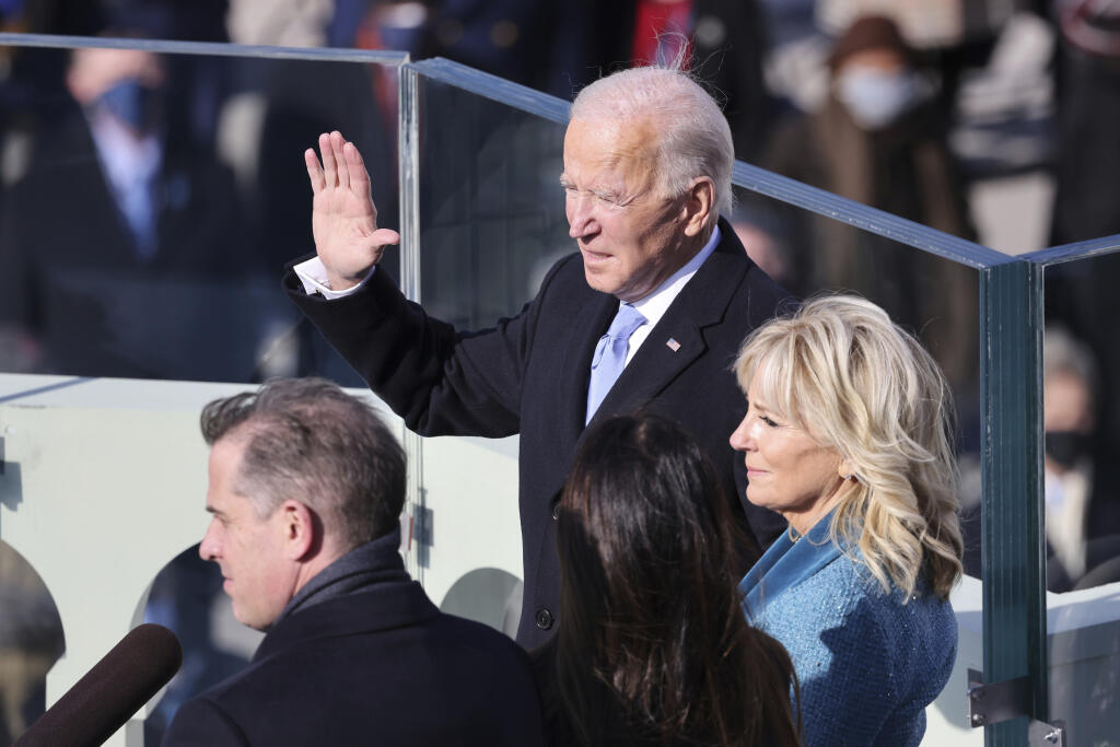 Zvolený americký prezident Joe Biden skladá prísahu a jeho manželka Jill drží bibliu počas inaugurácie.