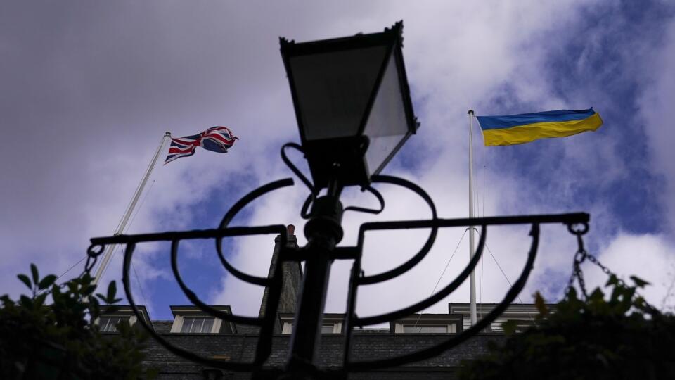 PK 56 Londýn - Britská a ukrajinská vlajka vejú nad sídlom britského premiéra na Downing Street 10 v Londýne vo štvrtok 7. apríla 2022. FOTO TASR/AP
The British and Ukrainian flags wave atop of 10 Downing Street, in London, Thursday, April 7, 2022. (AP Photo/Alberto Pezzali)