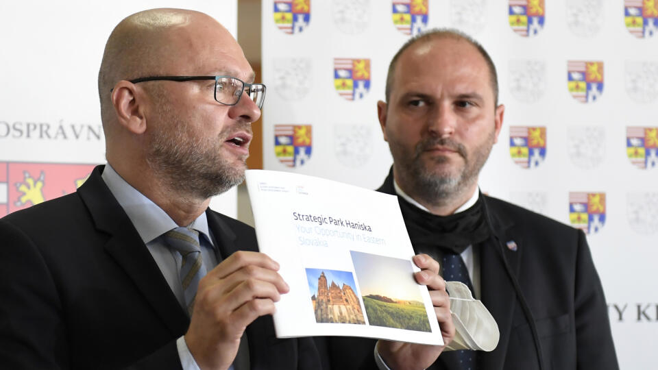 Na snímke zľava podpredseda vlády SR a minister hospodárstva SR Richard Sulík (SaS) a primátor Košíc Jaroslav Polaček počas brífingu o zámere vybudovania strategického parku Haniska. Brífing sa konal počas prestávky zastupiteľstva Košického samosprávneho kraja (KSK), ktorého sa zúčastnil aj minister hospodárstva Richard Sulík. Košice, 29. júna 2020. FOTO TASR – František Iván