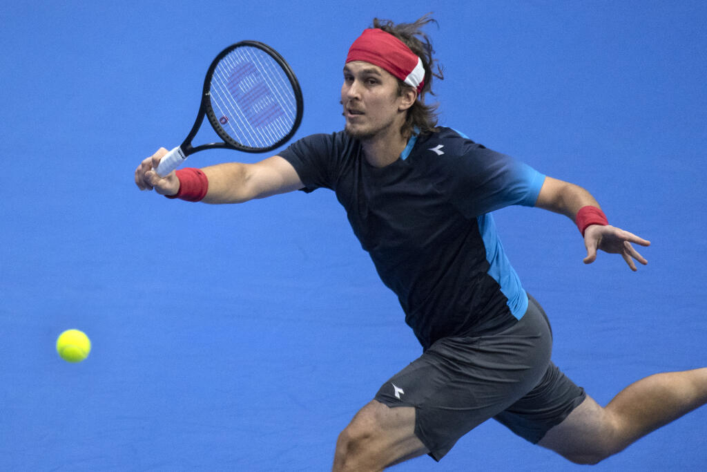 Na archívnej snímke slovenský tenista Lukáš Lacko odvracia úder Ukrajinca Sergija Stachovského v zápase 1. kola mužskej dvojhry na bratislavskom challengeri Peugeot Slovak Open v utorok 10. novembra 2020.