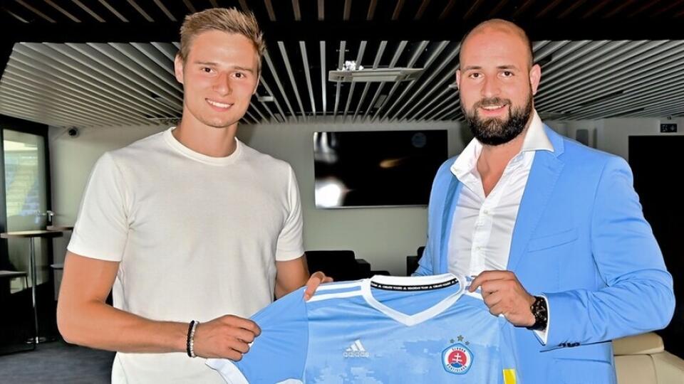 Futbalový Slovan Bratislava ohlásil v piatok druhú letnú posilu. Po Jurajovi Kuckovi prišiel do tímu úradujúceho majstra mladý belgický obranca Siemen Voet, ktorý naposledy pôsobil v holandskom prvoligovom Zwolle.