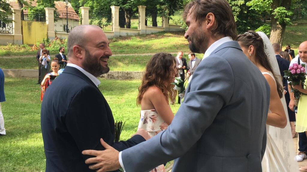 Podľa zdroja blízkeho Denise sa s ňou Tásler spoznal na svadbe Jána Ďurovčíka.