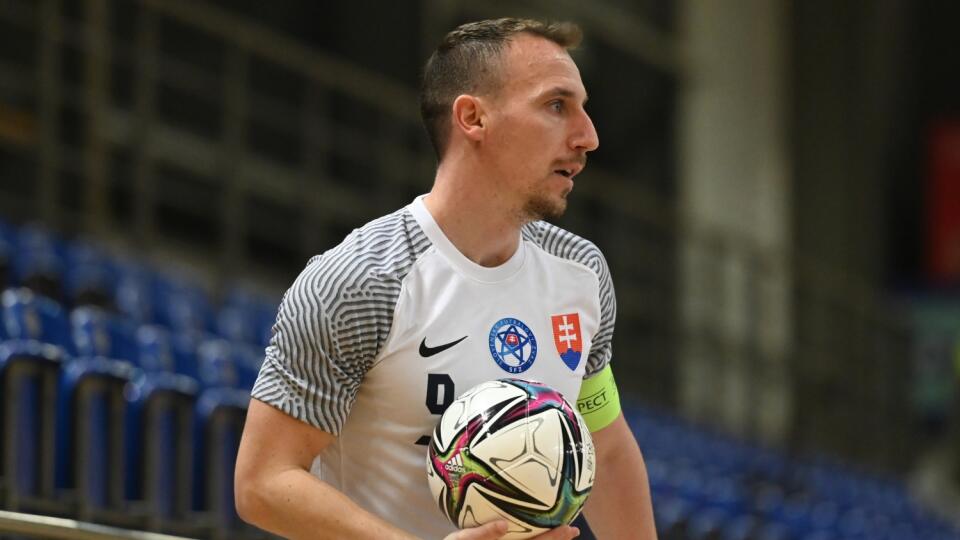Na snímke kapitán Slovenska Peter Kozár v zápase Turnaja 4 krajín vo futsale mužov Slovensko - Bosna a Hercegovina v Piešťanoch v stredu 15. decembra 2021. FOTO TASR - Lukáš Grinaj