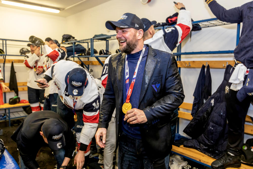 Hokejisti HC Slovan Bratislava zvíťazili v šiestom zápase finále Kaufland play off Tipos extraligy 2021/2022 a získali titul majstra SR. Šiesty zápas vyhrali s HK Nitra 5:2 a celú sériu 4:2 na zápasy. Na snímke je tréner Slovana Andrej Podkonický.