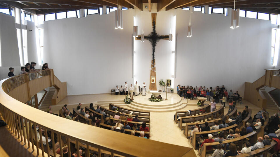 Rímskokatolícki veriaci v košickej mestskej časti (MČ) Sídlisko Ťahanovce majú nový kostol (na snímke). Jeho súčasťou sú aj pastoračné priestory a farská budova. Výstavba prebiehala v rôznych etapách a podľa finančných možností farností i ďalších okolností vyše 17 rokov. Košice, 9. mája 2022. FOTO TASR – František Iván
