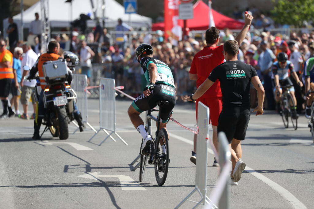 Len čo Peter Sagan preťal cieľovú pásku, okamžite mal v pätách fanúšikov. Slovenská cyklistická hviezda si nestihla ani poriadne odfúknuť a hneď bola bombardovaná žiadosťami o fotky a autogramy. Organizátori sa spamätali až po chvíli.