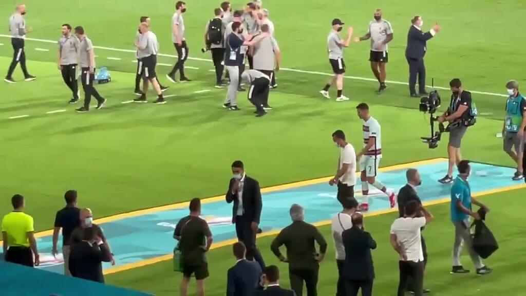 VIDEO Praskli mu nervy: Ronaldo po vypadnutí zobral kapitánku pásku a odkopol ju!