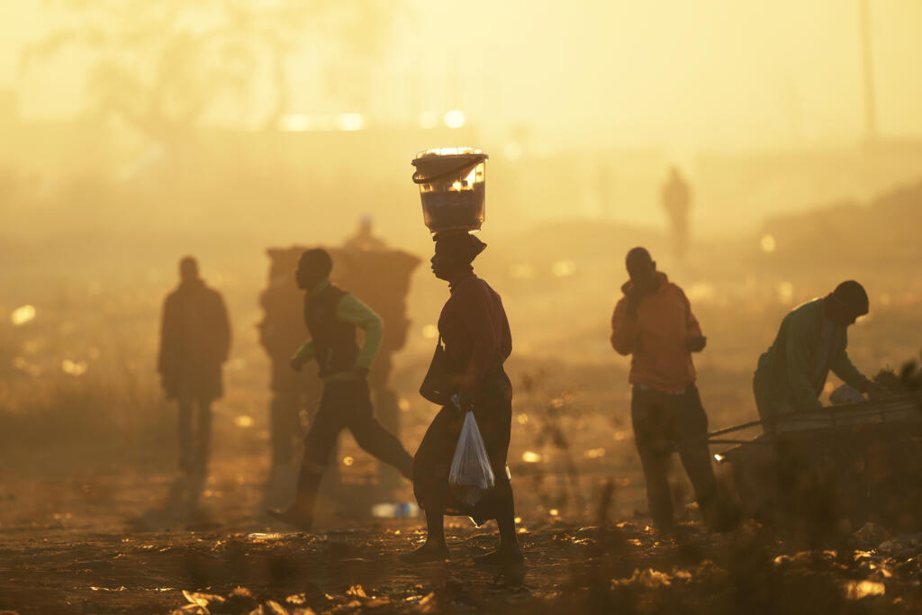 PK 33 Harare - Žena nesie na hlave vedro počas cesty na trh v hlavnom meste Zimbabwe Harare v utorok 31. mája 2022. FOTO TASR/AP

A woman carries a bucket on head while going to the market in Harare, Tuesday, May, 31, 2022. (AP Photo/Tsvangirayi Mukwazhi)