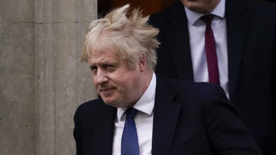 KK44 Londýn - Britský premiér Boris Johnson odchádza z Downing Street 10 na vyhlásenie do parlamentu 24. februára 2022 v Londýne. Veľké ruské banky budú čeliť úplnému zmrazeniu aktív v Spojenom kráľovstve. Pred britskými poslancami to oznámil premiér Boris Johnson, informujú televízie BBC a Sky News. FOTO TASR/AP
Britain's Prime Minister Boris Johnson leaves 10 Downing Street as he makes his way to the parliament to make a statement, in London, Thursday, Feb. 24, 2022. Russia launched a wide-ran