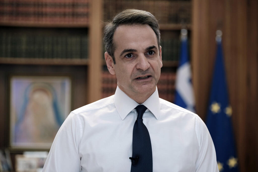 JB 47 Atény - Grécky premiér Kyriakos Mitsotakis počas prejavu k národu na štátnej TV v Aténach 22. marca 2020. Grécko od pondelka obmedzí pohyb osôb na celom území krajiny v snahe obmedziť šírenie koronavírusu. Oznámil to v nedeľu grécky premiér Kyriakos Mitsotakis. FOTO TASR/AP 

In this photo provided by the Greek Prime Minister's Office, Greece's Prime Minister Kyriakos Mitsotakis addresses the Greek nation on State TV in Athens, Sunday, March 22, 2020. Mitsotakis has announced a lockdown, s