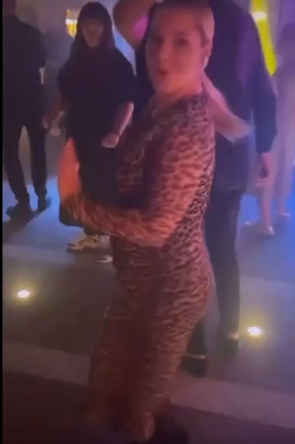 Už na oslave narodenín Dary a Nedvěda v Taliansku ukázala svoje bruško a predviedla aj tanečky, ktoré sa naučila v Let´s Dance. Zdá sa, že tehotenstvo jej zatiaľ nerobí problém s tým, aby sa poriadne vyšantila.
