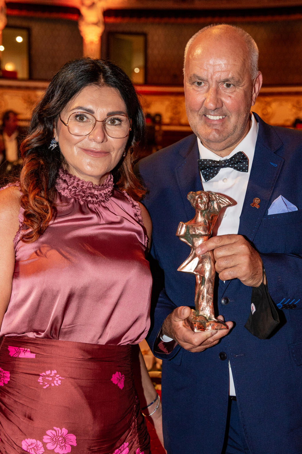 Aj tento rok sa konal galavečer Slovenka roka, počas ktorého ocenili úspešné ženy z našej krajiny. Cenu dostala aj Petra Vlhová, ktorú na galavečere zastúpili rodičia. Najmä mama Zuzana bola neprehliadnuteľná.