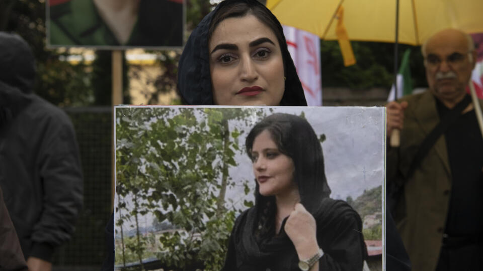 WA 33 Berlin - Une femme tient une photo de feu la jeune iranienne Mahsa Aminiya lors d'une manifestation devant l'ambassade d'Iran à Berlin le mardi 20 septembre 2022. La police de la moralité à Téhéran a arrêté Aminiya, 22 ans, pour avoir prétendument enfreint le code vestimentaire.  Après trois jours de garde à vue, la femme iranienne est tombée dans le coma et est décédée.  Sa mort a suscité des critiques de la part de responsables internationaux et des manifestations publiques à Téhéran et dans la région du Kurdistan iranien, d'où elle est originaire.  La mort d'Amini a provoqué le mécontentement en Iran