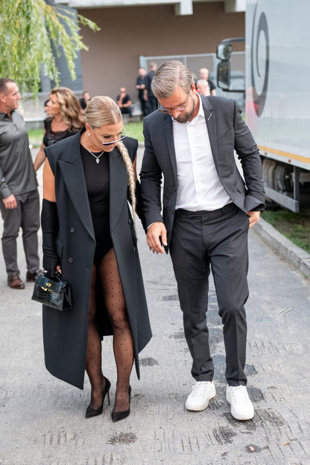 Čierne body doplnila bodkovanými priesvitnými pančuchami a dlhým kabátom bez rukávov, takže prišla prakticky s kompletne odhalenými nohami.