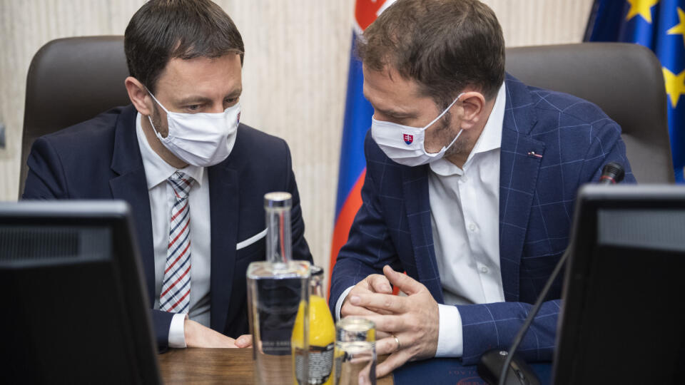 Na snímke zľava minister financií SR Eduard Heger a predseda vlády SR Igor Matovič (obaja OĽaNO) počas 17. rokovania vlády SR v Bratislave 7. mája 2020. FOTO TASR - Jaroslav Novák