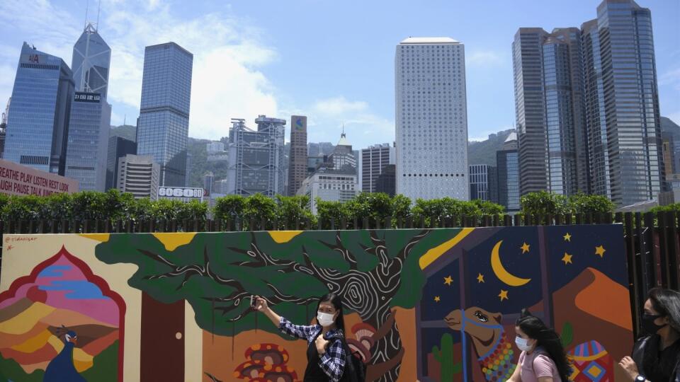JB 38 Hongkong - Ľudia s ochrannými rúškami kráčajú v parku v Hongkongu 13. mája 2022. V Hongkongu, osobitnej administratívnej oblasti Číny, pokračuje uvoľnenie viacerých protipandemických opatrení. FOTO TASR/AP
People wearing face masks, walk at a park in Hong Kong, Friday, May 13, 2022. (AP Photo/Kin Cheung)