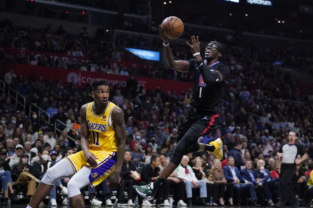 EBE 3 Los Angeles - Na snímke vpravo hráč Clippers Reggie Jackson dáva kôš, vľavo hráč Lakers Malik Monk v zápase basketbalovej NBA Los Angeles Clippers - Los Angeles Lakers (132:111) v noci na 4. marca 2022. Jackson zaznamenal 36 bodov. FOTO TASR/AP
Los Angeles Clippers guard Reggie Jackson (1) scores past Los Angeles Lakers guard Malik Monk (11) during the second half of an NBA basketball game Thursday, March 3, 2022, in Los Angeles. (AP Photo/Marcio Jose Sanchez)