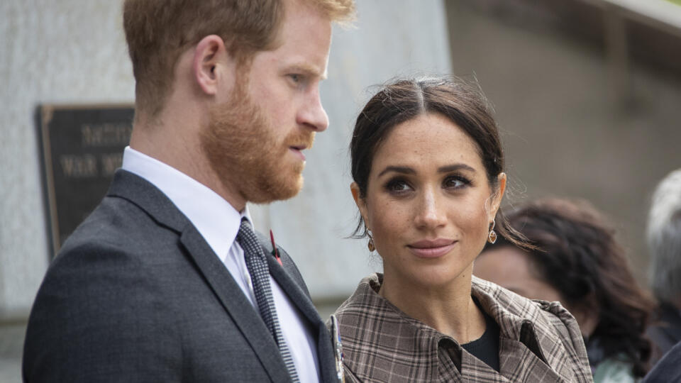 Princ Harry a jeho manželka, vojvodkyňa Meghan, oznámili, že sa plánujú vzdať svojich pozícií vysoko postavených členov kráľovskej rodiny.