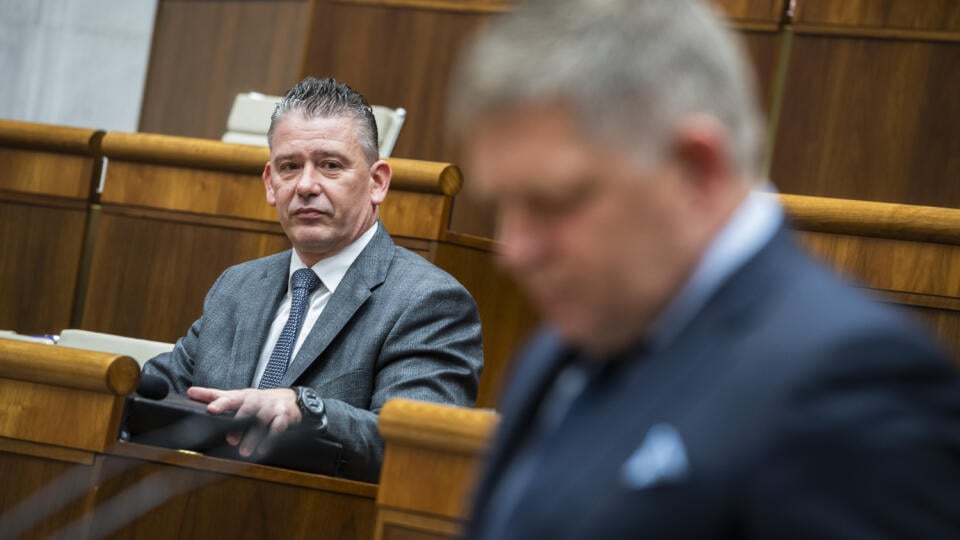 Poslanci Národnej rady (NR) SR začali v stredu popoludní rokovanie mimoriadnej schôdze k odvolávaniu ministra vnútra Romana Mikulca (OĽANO). Inicioval ju opozičný Smer-SD. Opozícia mu vyčíta medializované informácie o jeho údajnom priamom zasahovaní do "živých" trestných vecí. Na snímke zľava minister vnútra SR Roman Mikulec (OĽaNO) a poslanec NR SR Robert Fico (SMER-SD) počas mimoriadneho zasadnutia parlamentu v Bratislave v stredu 27. apríla 2022. FOTO TASR - Jaroslav Novák