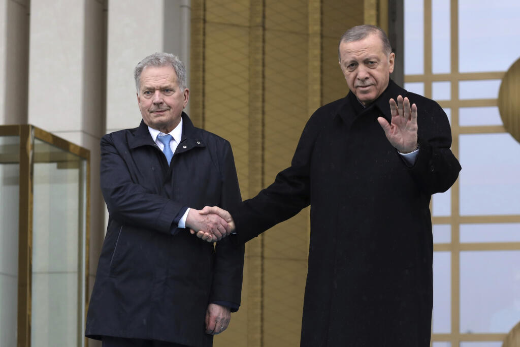 WA 3 Ankara - Fínsky prezident Sauli Niinistö (vľavo) a turecký prezident Recep Tayyip Erdogan si podávajú ruky počas uvítacej ceremónie v Ankare v piatok 17. marca 2023. Fínsky prezident v piatok  ukončil návštevu Turecka. S prezidentom Recepom Tayyipom Erdoganom rokoval o členstve svojej krajiny v NATO a ďalších otázkach. FOTO TASR/AP

   
Turkish President Recep Tayyip Erdogan, right, and Finland's President Sauli Niinisto shake hands during a welcome ceremony at the presidential palace in An