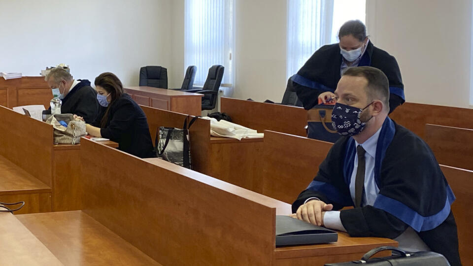 Hlavné pojednávanie v kauze vraždy novinára Jána Kuciaka a jeho snúbenice Martiny Kušnírovej na Špecializovanom trestnom súde v Pezinku, 15. apríla 2020. V Pezinku je z obžalovaných prítomný iba údajný objednávateľ Marian K. Na snímke vpravo advokát Marek Para počas pojednávania. EASYFOTO TASR - Adel Ghannam