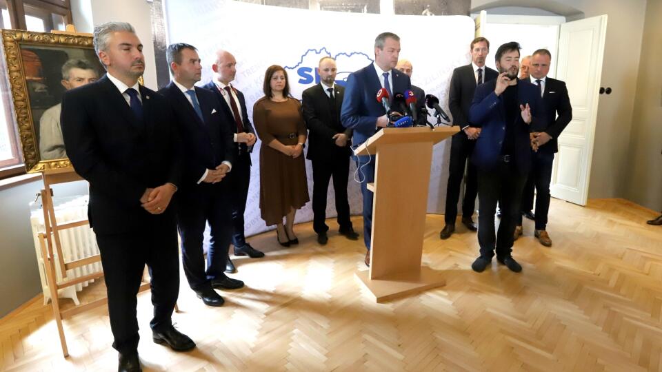 Zo zasadnutia Združenia samosprávnych krajov SK 8. Témami, o ktorých župani rokovali, bol návrh nového zákona o verejnej regionálnej doprave, podpora cestovného ruchu či regionálne školstvo. Zasadnutia sa zúčastnil aj minister školstva, vedy, výskumu a športu Branislav Gröhling. Na snímke zľava predseda Košického samosprávneho kraja (KSK) Rastislav Trnka, podpredseda (NSK) Marian Kéry, minister školstva, vedy, výskumu a športu Branislav Gröhling, predsedníčka ŽSK Erika Jurinová, predseda TTSK Jo