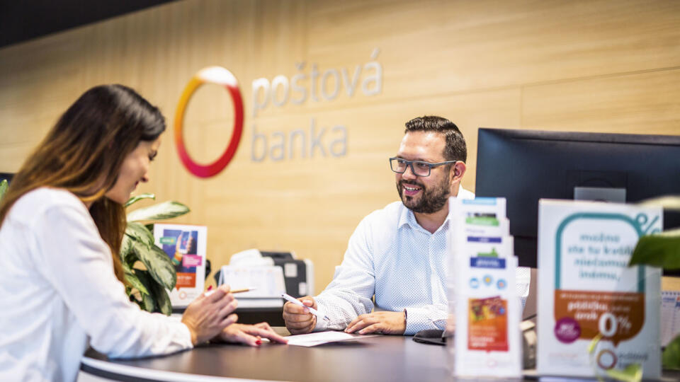 Poštový banka znižuje poplatok za vedenie účtu