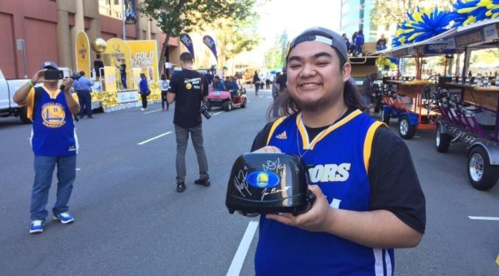 Americký basketbalista Klay Thompson dostal bizarnú požiadavku od fanúšika - podpísať sa na toastovač.