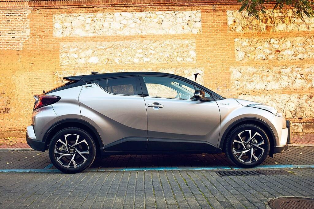 Тойота женская модель. Тойота гибрид джип. Toyota Chr лифт. Toyota маленький кроссовер.