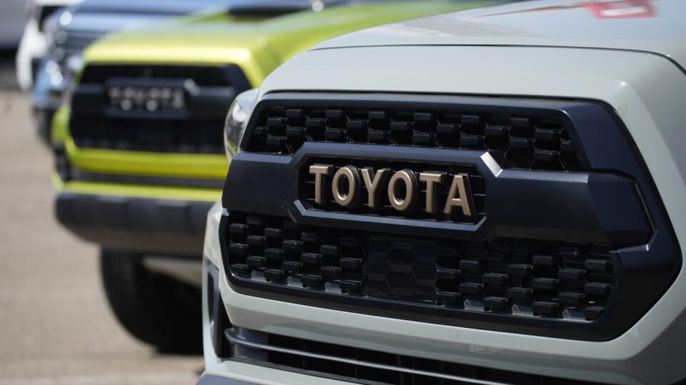 WA 42 archív Denver - Na archívnej snímke zo 17. septembra 2021 logo japonskej automobilky Toyota Motor na vozidle počas veľtrhu automobilov v Denveri. Toyota Motor vo štvrtok 4. novembra zvýšila výhľad zisku v tomto roku po uplynulom silnom 2. kvartáli 2021/22, ktorý ukázal, že zvládla problémy s nedostatkom čipov lepšie ako jej konkurenti. Podporili ju pritom aj priaznivé menové kurzy. FOTO TASR/AP
FILE - The company logo highlights the grille of a 2021 Tacoma pickup truck on display in the