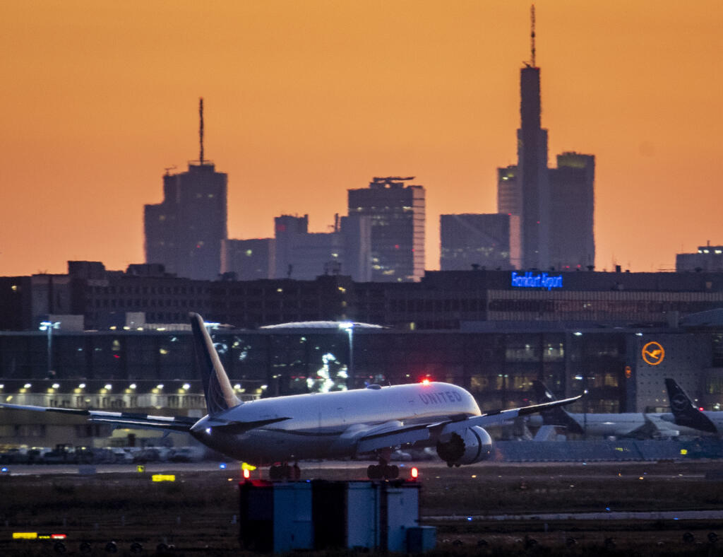 EBE 26 Frankfurt nad Mohanom - Na snímke lietadlo spoločnosti United Airlines pristálo na letisku v nemeckom Frankfurte nad Mohanom v skorých ranných hodinách 22. júla 2020. FOTO TASR/AP
An aircraft of United Airlines has landed at the airport in Frankfurt, Germany, early Wednesday, July 22, 2020. (AP Photo/Michael Probst)