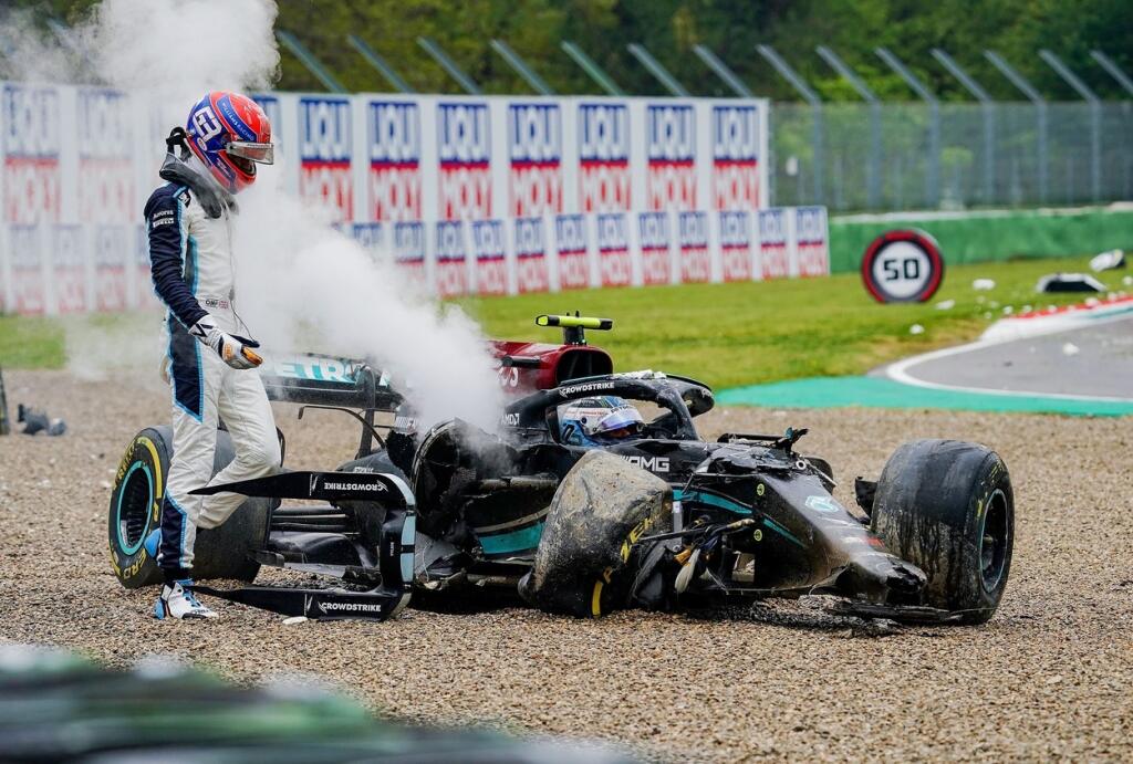 Mladý Russell po nehode prišiel za Fínom a povedal mu pár teplých slov, na čo Bottas zareagoval zdvihnutým prostredníkom.