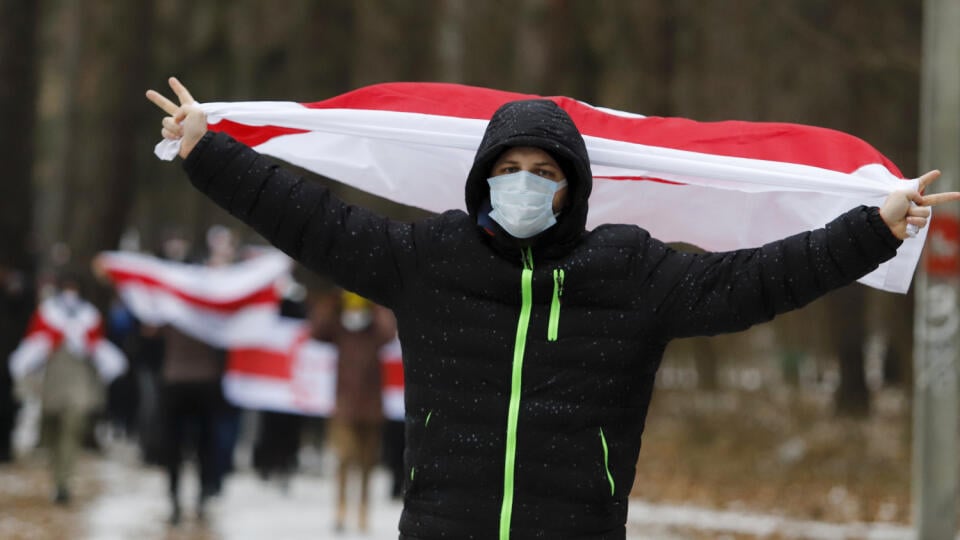 JB 75 Minsk - Demonštranti so starými bieloruskými národnými zástavami pochodujú počas opozičného protestného zhromaždenia proti výsledkom prezidentských volieb v bieloruskom Minsku v nedeľu 13. decembra 2020. Bielorusi sa dožadujú nových prezidentských volieb a odstúpenia dlhoročného prezidenta Alexandra Lukašenka, informovala agentúra Reuters. V sporných bieloruských voľbách z 9. augusta opäť podľa oficiálnych výsledkov zvíťazil Lukašenko so ziskom vyše 80 percent hlasov. Po vyhlásení výsledko
