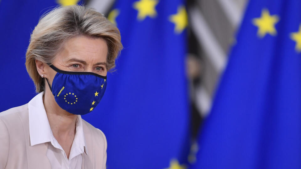 JB 30 Brusel - Predsedníčka Európskej komisie Ursula von der Leyenová prichádza na summit EÚ v sídle EÚ v Bruseli 10. decembra 2020. Lídri viacerých členských krajín vrátane Maďarska a Poľska sa vo štvrtok vyjadrili optimisticky ohľadom možného dosiahnutia dohody o odblokovaní sedemročného rozpočtu EÚ na ich aktuálnom summite v Bruseli. FOTO TASR/AP
European Commission President Ursula von der Leyen arrives for an EU summit at the European Council building in Brussels, Thursday, Dec. 10, 2020