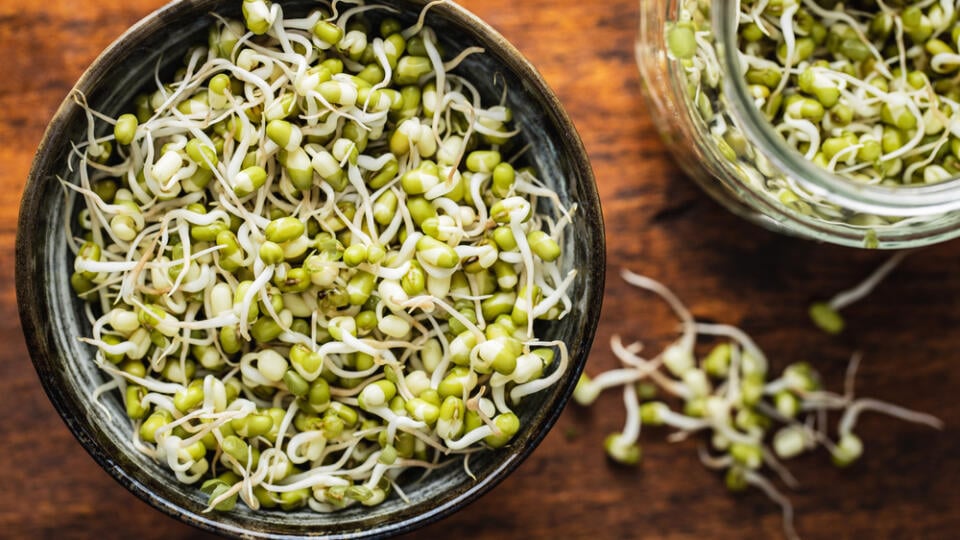 Sprouted,Green,Mung,Beans.,Mung,Sprouts,In,Bowl,On,Wooden