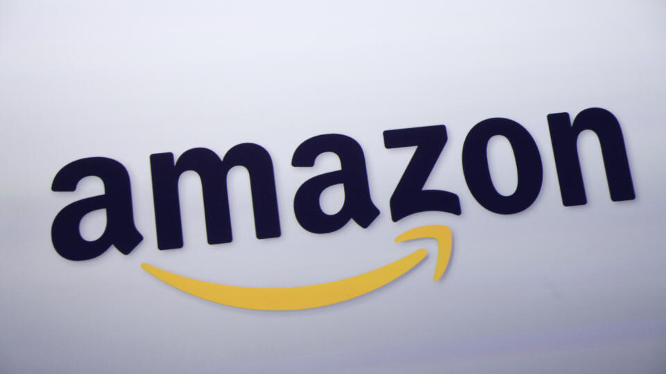 PK 27 archív New York - Na archívnej snímke z 28. septembra 2011 logo spoločnosti Amazon počas tlačovej konferencie v New Yorku. Divízia cloud computingu amerického internetového gigantu Amazon v stredu 16. novembra 2022 oznámila, že plánuje v nasledujúcich 10 rokoch investovať 2,5 miliardy eur v Španielsku. V krajine tak pribudne 1300 pracovných miest na plný úväzok. FOTO TASR/AP
FILE - The Amazon logo is displayed at a news conference in New York on Sept. 28, 2011. Amazon is pausing hiring f