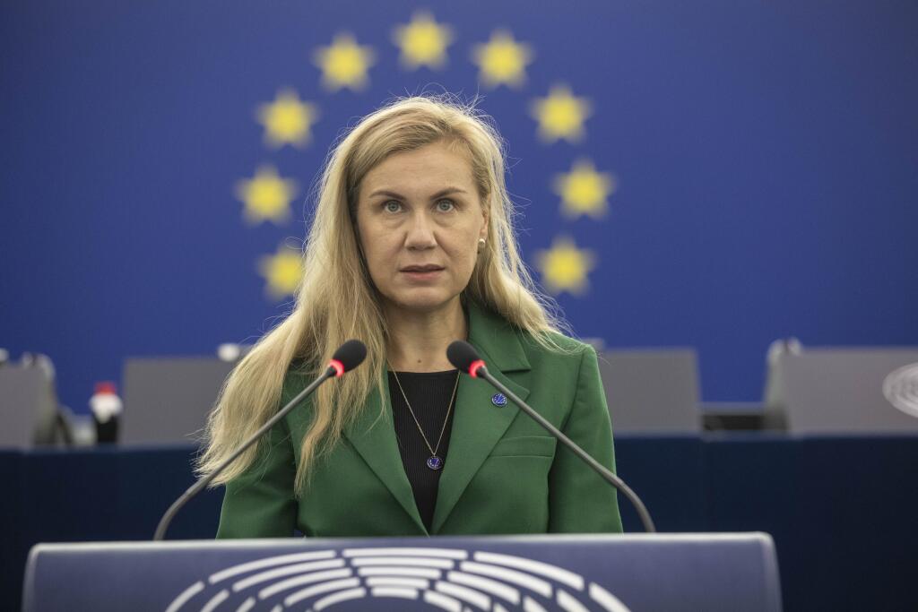 WA 30 Štrasburg - Eurokomisárka pre energetiku Kadri Simsonová vystupuje počas plenárneho zasadnutia Európskeho parlamentu v Štrasburgu v stredu 6. októbra 2021. FOTO TASR/AP 


European Commissioner for Energy Kadri Simson delivers her speech about European solutions of the rise of energy prices for businesses and consumers and consumers at the European Parliament in Strasbourg eastern France, Wednesday, Oct. 7, 2021. (AP Photo/Jean-Francois Badias, Pool)