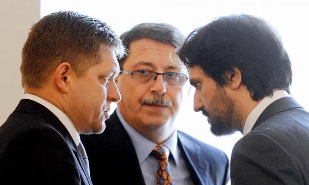 Robert Fico - bojovník proti oligarchom? Obyčajné divadlo